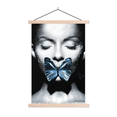 Produktbild von MuchoWow® Textilposter Frau - Schmetterling - Schwarz - Weiß 120x180 cm mit holzfarbenen Rahmen - Textil-Plakat
