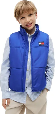 Zdjęcie produktu dla Kamizelka dla chłopców Tommy Hilfiger, model KB0KB10532, z nadrukiem, kolor niebieski (Noble Blue), rozmiar 5 lat