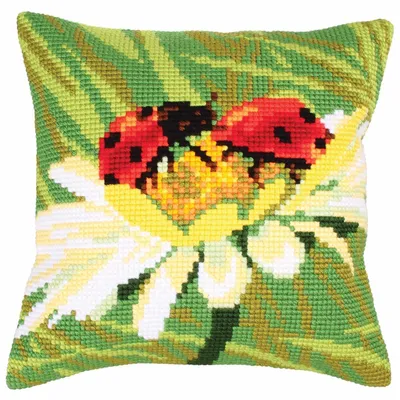 Imagen del producto de Cojín bordado a punto de cruz "Mariquita sobre manzanilla", modelo 5219, 40x40 cm, con diseño de bordado preimpreso