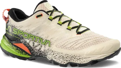 Trailrunning-Schuh "Akasha II" von La Sportiva in beige mit grünen und schwarzen Akzenten.