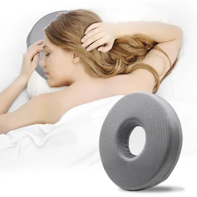 Obrázek produktu pro Polštářek Topzora na piercing s otvorem – polštářek ve tvaru donutu pro spáče na boku, který zmírňuje bolest