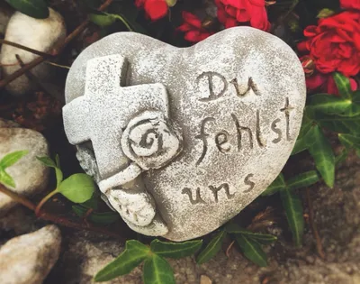 Produktbild von Grabherz Herz Spruch - Du fehlst uns - Grabschmuck Gartenherz Dekoherz Steinguss Kreuz 07