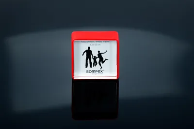 Produktbild von Mini Bilderrahmen beidseitig 5×5 cm rot Glas Silikonband Sompex 41872