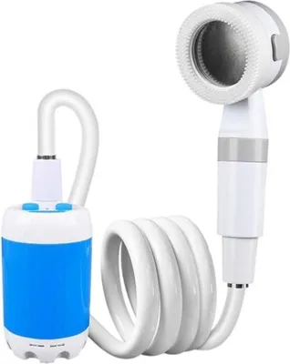 Immagine prodotto di 1 Pompa per doccia da campeggio portatile - Soffione per doccia da esterno ricaricabile che pompa l'acqua da un secchio. Percepite un sollievo rinfrescante ovunque, perfetto per il campeggio, le escursioni, i viaggi, il lavaggio dell'auto e la pulizia degli animali domestici.