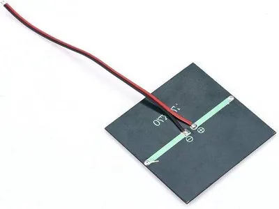 Image de Chargeur solaire portable pour batteries 1,2 V - 0,7 W - Cellule photovoltaïque - Câble - 7 x 7 cm.