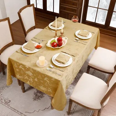 Produktbild von Unyqoos® Abwaschbare goldene Jacquard-Tischdecke mit Weihnachtsmotiv (Rentiere & Tannen) – wasserabweisend, maschinenwaschbar 30°C