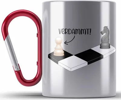 Produktbild von Trendation - Schach Geschenk Geschenkidee Schachspieler Edelstahl Tasse Karabiner mit Schachfiguren Grafik Karabiner Edelstahl Tasse Karabiner Edelstahl Lustig (Rot)
