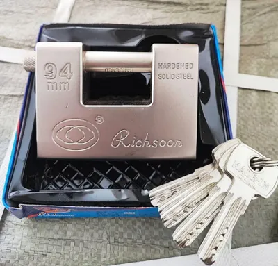 Immagine prodotto di Luchetto in acciaio robusto con 5 chiavi