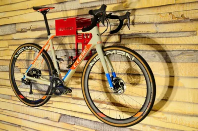 Obrázok produktu pre Nástenný držiak na bicykel VELO-Dock matný červený
