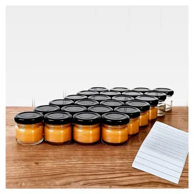 Produktbild von 24er Set Einmachgläser 30 ml Mini mit schwarzem Deckel - Marmeladengläser mit Schraubverschluss - Mini Einweckgläser mit Etiketten - Kleine Gläser, Marmeladengläser (Schwarz, 24 Stück)