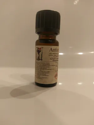 Kleine braune Flasche mit einem schwarzen Verschluss. Auf dem Etikett steht "Antistress".