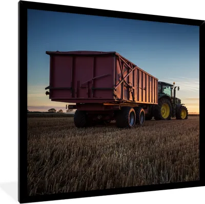 Produktbild von MuchoWow® Gerahmtes Poster Traktor - Grün - Sonnenuntergang - Horizont - Grün - Landleben 40x40 cm - Poster mit Schwarzem Bilderrahmen Wandposter Rahmen Foto Bilder - Mit Rahmen - Wanddekoration Schlafzimmer