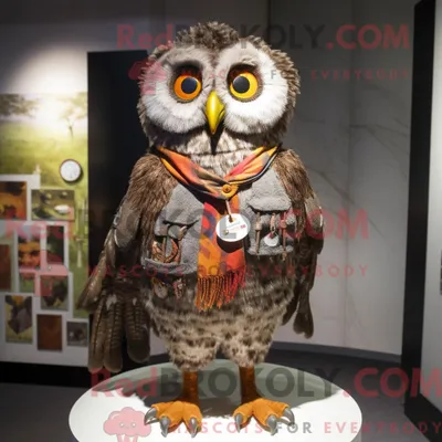 Productafbeelding van Mascottekarakter REDBROKOLY van een uil gekleed met een vest en haarspelden