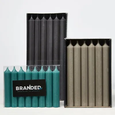 Zdjęcie produktu dla Branded By – zestaw krótkich świec obiadowych (18 sztuk, kolor taupe)