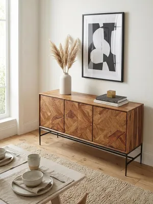 Draufsicht auf die Industrial Anrichte 123x70 cm im Wohnbereich, die das geometrische Türmuster und die schlanke Form auf dem dunklen Teppich hervorhebt._#sku_SAFWL6.559#