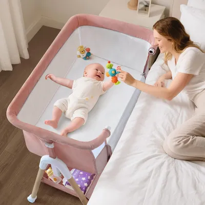 Produktbild von 3-in-1-Baby-Beistellbett, tragbares Reisebett mit Matratze, höhenverstellbares Bettchen mit verstellbarer Höhe und Neigung, 6 feststellbare Räder, Baby-Beistellschläfer für Neugeborene und Kleinkinder, Rosa