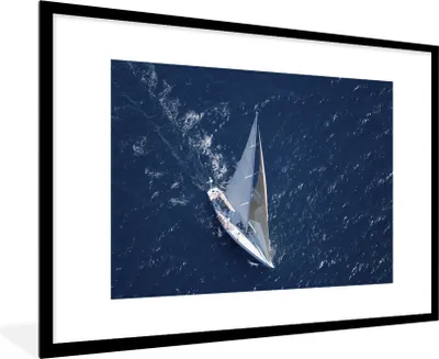 Produktbild von MuchoWow® Gerahmtes Poster Segelboot während einer Regatta 90x60 cm - Poster mit Schwarzem Bilderrahmen Wandposter Rahmen Foto Bilder - Wanddekoration - Fotos