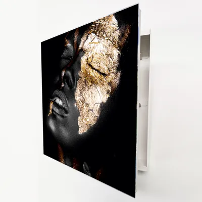 Produktbild von Schlüsselkasten Weiß aus Metall, Frauenporträt Gold Motiv hinter Glas, Moderne Schlüsselbox rechtsöffnend, 32x28x6,5 cm, 20 Haken für Ordnung.