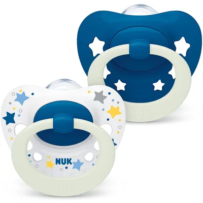 Produktbild von NUK Signature Night Babyschnuller | 0?6 Monate | Beruhigt 95 % der Babys | BPA-freie Silikonschnuller in Herzform | Leuchtet im Dunkeln | Mit Etui | Blaue Sterne | 2 Stück