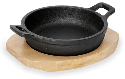 Zdjęcie produktu dla Patelnia żeliwna do serwowania z drewnianą podstawką - średnica 18 cm