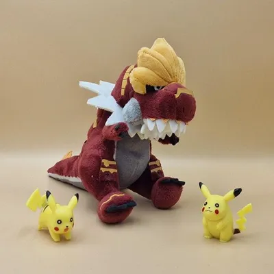 Produktbild von Pokemon Monargoras Kuscheltier - 17 cm Plüschtier Tyrantrum