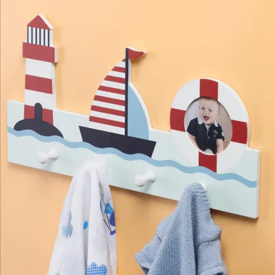 Produktbild von Navaris Garderobe für Kinder - Kindergarderobe mit Haken - Garderobenleiste Kinder - Garderobe Kinderzimmer - Niedliches Segelboot Design - 4 Haken -