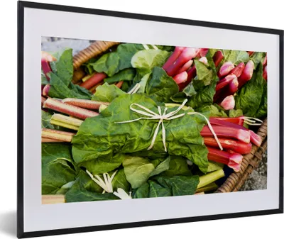 Produktbild von MuchoWow® MuchoWow® Gerahmtes Poster Nahaufnahme von Rhabarbersträußen in einem Korb 60x40 cm - Poster mit zchwarzem Bilderrahmen - Schlafzimmer - Plakat in Rahmen - Drucken