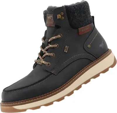 Das Bild zeigt einen braunen Stiefel der aus einer seitlichen Perspektive betrachtet wird. Der Stiefel hat eine robuste Oberfläche und eine dicke Sohle die ihn für verschiedene Untergründe geeignet macht.