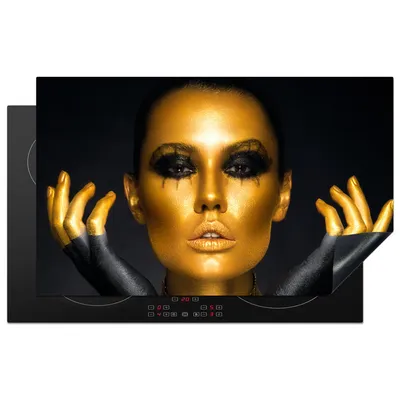 Produktbild von KitchenYeah© Herdabdeckplatte Frau - Porträt - Gold - Luxus - Schwarz , 85x52cm, Küche Deko, Glaskeramikkochfeld Herdabdeckung, Abdeckplatte fùr Kochfeld