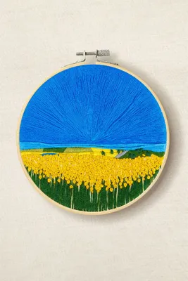Produktbild von Stempelfaden-Set für Kreuzstich von DMC mit Holzrahmen, Motiv "Sonnenblumenfelder", Durchmesser 12,5 cm