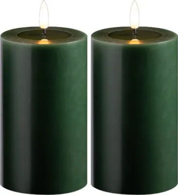 Produktbild von 2er Set LED Stumpenkerzen mittel grün Echtwachskerze mit beweglicher Flamme flackernd - Timerfunktion für 6 Stunden warmweißes Licht 7,5cm ø 12,5cm Höhe - 2 AA Batterien nötig Echtwachspiegel