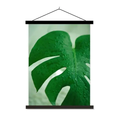 Produktbild von MuchoWow® Textilposter Nahaufnahme von Tröpfchen auf einem Blatt der Käsepflanze (Monstera deliciosa) 40x53 cm mit schwarzem Rahmen - Abbildung