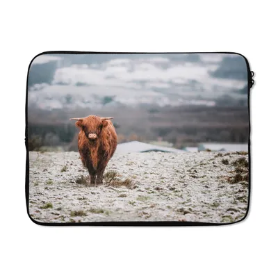 Produktbild von MuchoWow® Laptop Hülle 17 Zoll Laptoptasche Schottischer Highlander - Schnee - Berg - Zipper - Schutzabdeckung