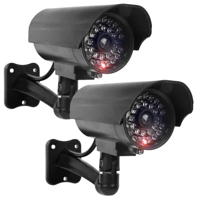 Image de Deux caméras de surveillance extérieures, avec des LED rouges clignotantes et des autocollants d'avertissement