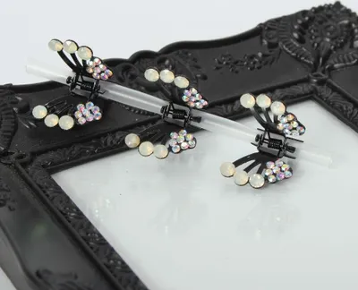 Produktbild von 3 x Mini Haarklammern in Schmetterling Form mit Strass-Steinen bestückt Schimmer
