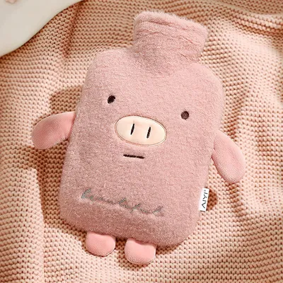 Image de Bouteille d'eau chaude avec housse, 1 litre, motif cochon rose, 14 x 22 cm. Housse en peluche pour le ventre, le dos, les jambes, adaptée aux enfants et aux adultes