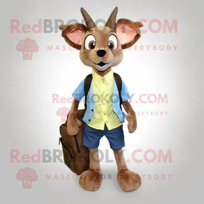 Produktbild von Maskottchen REDBROKOLY Kostümfigur aus olivgrünem Reh bekleidet mit einem Chambray-Hemd und Messenger-Taschen