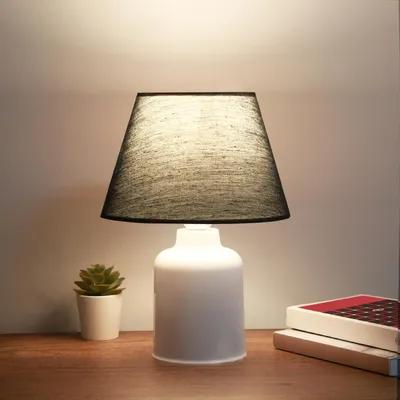 Produktbild von Opviq, Hochwertige Tischlampe, Schwarz-Weiß, 31 cm hoch | 100% Kunststoff, Stoffschirm (22 x 14 cm) | 150 cm Kabel, E27 Fassung, Max 40 W | Ideal für modernes Wohnen.