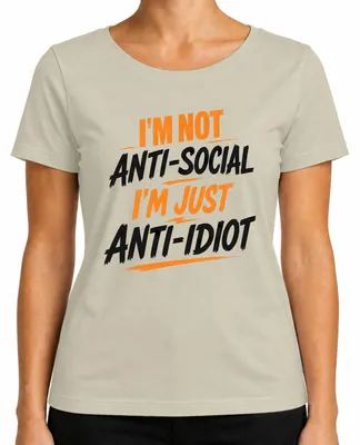Imagen del producto de Camiseta para mujer con el texto: "No soy antisocial, solo soy anti-idiota", marca Lustig, diseño sarcástico, color natural, talla 3XL