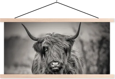 Produktbild von MuchoWow® Textilposter Schottisches Hochlandrind - Schwarz und Weiß 120x60 cm mit holzfarbenen Rahmen - Klemmleiste