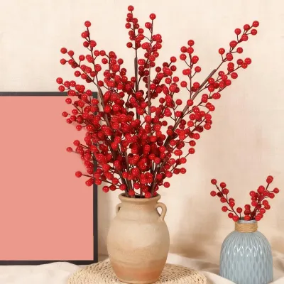 Produktbild von Künstliche rote Beeren, Weihnachtszweig mit Stechpalmenbeeren, künstliche Pflanzen aus Schaumstoff, Beerenzweig, Weihnachtsdekoration für Feiertage, Hochzeiten, Partys und Zuhause