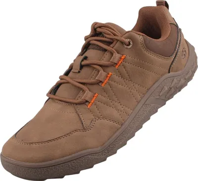 Auf dem Bild ist ein brauner Freizeitschuh abgebildet der von der Seite betrachtet wird. Der Schuh hat eine sportliche Form und zeigt ein strukturiertes Obermaterial sowie eine helle Sohle.
