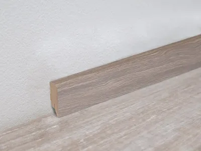 Produktbild von PROFI | 2,50 m | Sockelleiste Braun Eiche Antik Grau Nachbildung, Folierte Sockelleiste, Stabiler MDF Kern, Besonders Beanspruchbar, Natürlicher Look, Hohe Oberflächenqualität