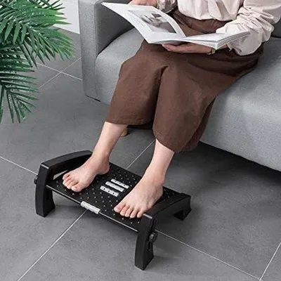 Zdjęcie produktu dla Unyqoos® Ergonomiczny podnóżek z funkcją masażu – regulowany na wysokość, zapewnia stabilne podparcie bez zapadania się, montaż bez użycia narzędzi w 5 minut, idealny do pracy w domu