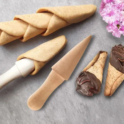 Image de Cornets de glace croustillants parfaits avec des outils en bois de hêtre