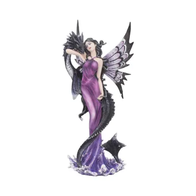 Fee gekleidet in fließendes lila Kleid steht anmutig da, während schwarzer Drache sich um sie windet
