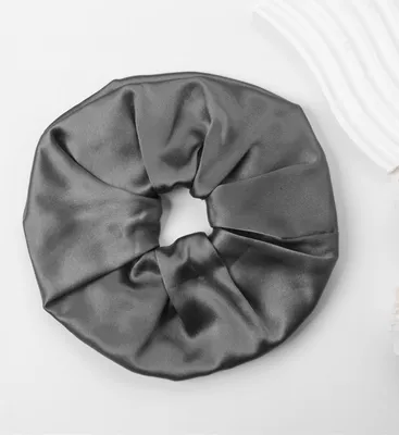 Produktbild von INF 19 Momme 9 cm Seidenhaargummi – Sanftes Haaraccessoire Grau