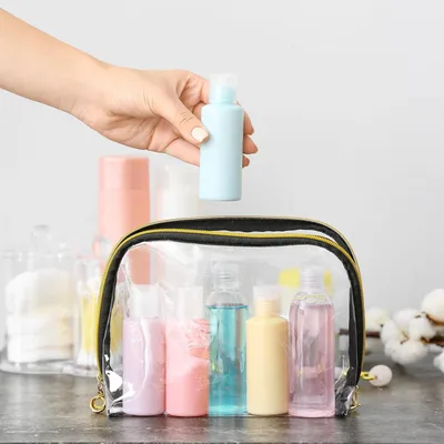 Produktbild von 12 Stück 60 ml Reiseflaschen für Toilettenartikel - Nachfüllbare transparente Flaschen mit Sprühtrichtern - Inklusive Etiketten - Für Reisezubehör und Make-up-Fläschchen im Handgepäck