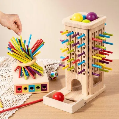 Produktbild von Babyspielzeug, ein Holzstangen-Spiel mit drei Funktionen, das frühkindliche Bildung durch Stabzeichnen, Farbenordnen und Ballwerfen bietet.