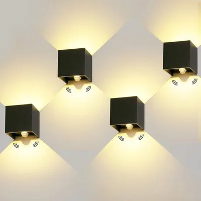 Immagine prodotto di Applique a LED 12 W IP65 in alluminio nero con sensore di movimento per interni